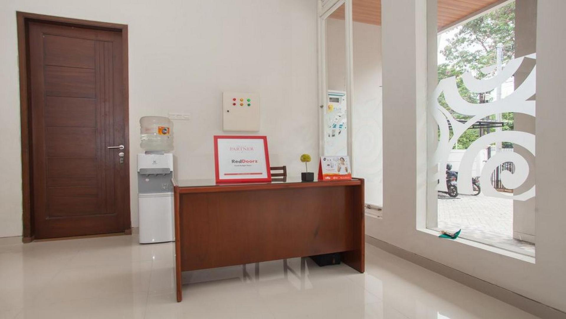 Wisma tamu Reddoorz Syariah Near Universitas Negeri 2*
